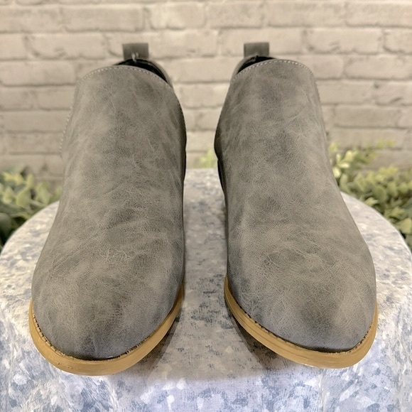 🩶Gray Chunky Low-Cut Perforated Western Styled Ankle Booties WMS 8.5M🩶NWOT - Picture 2 of 11